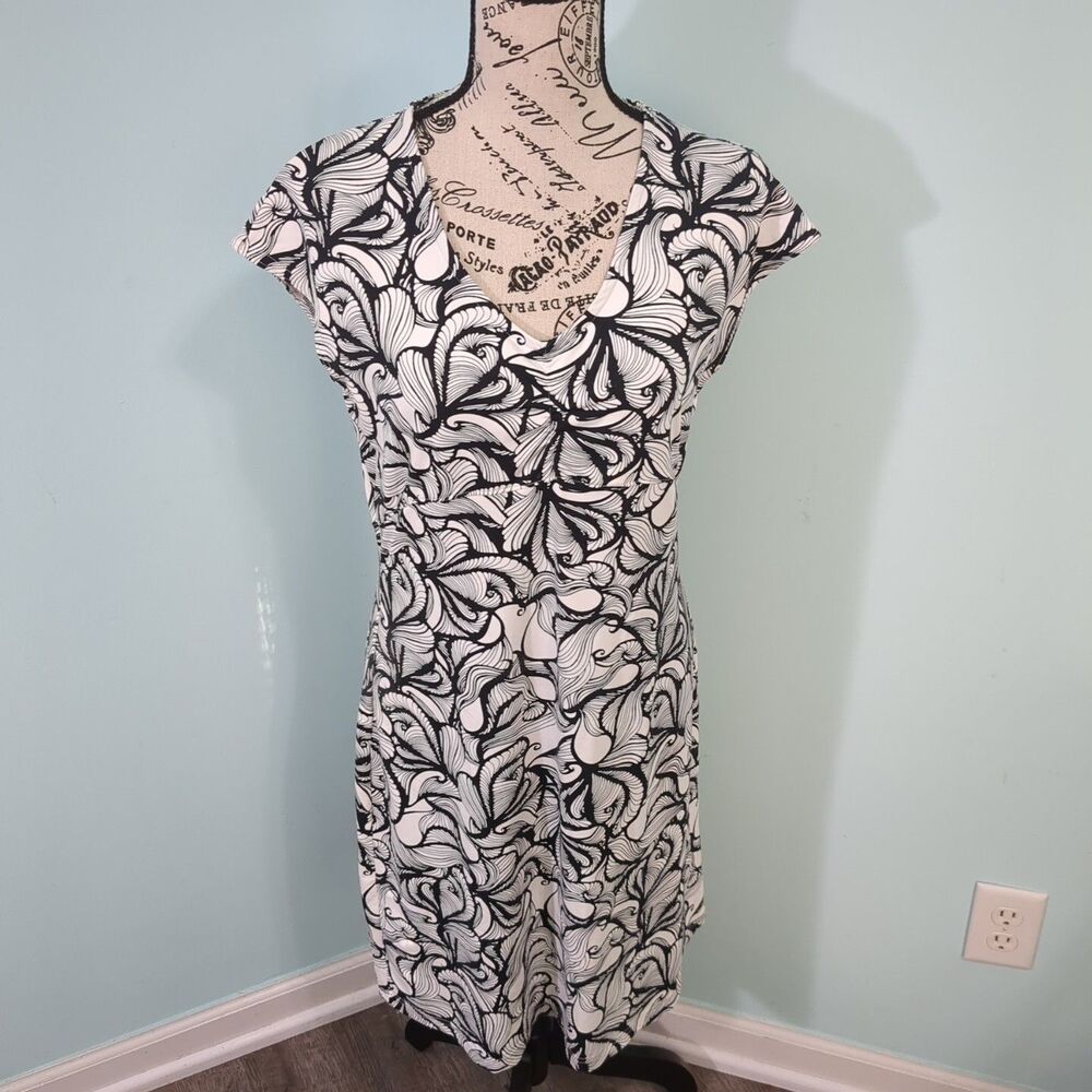 Title Nine Dress Womens Medium Black White Floral Amelia Dress Hiking Athleisure